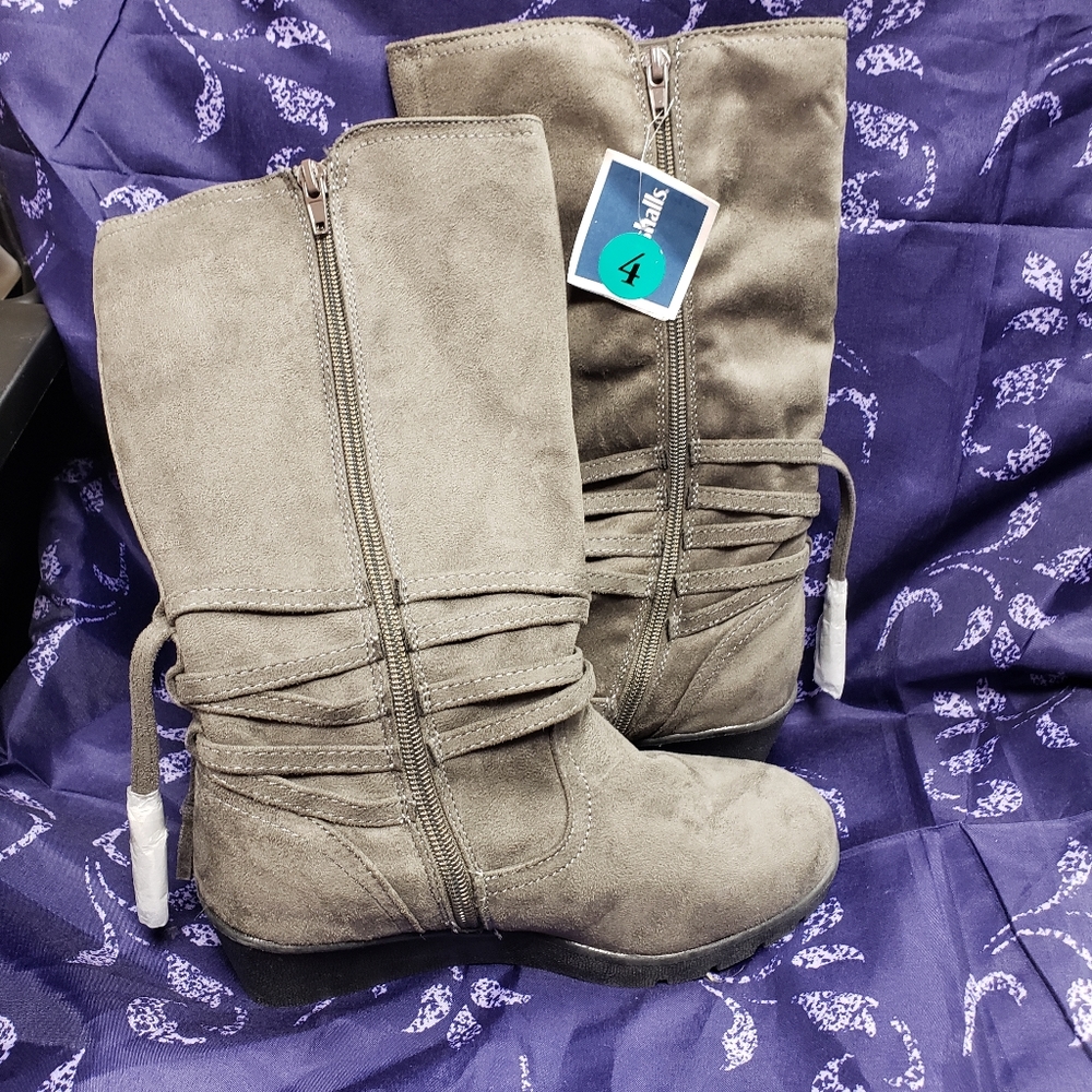 Boots - Picture 2 of 4